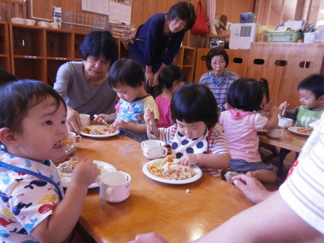 給食の風景も見てもらいました。